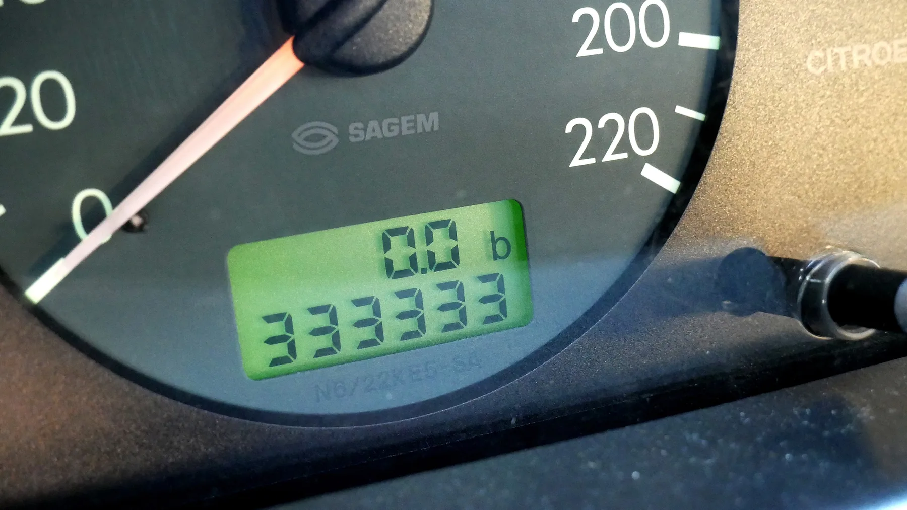 Il contachilometri digitale di un'auto, in primo piano