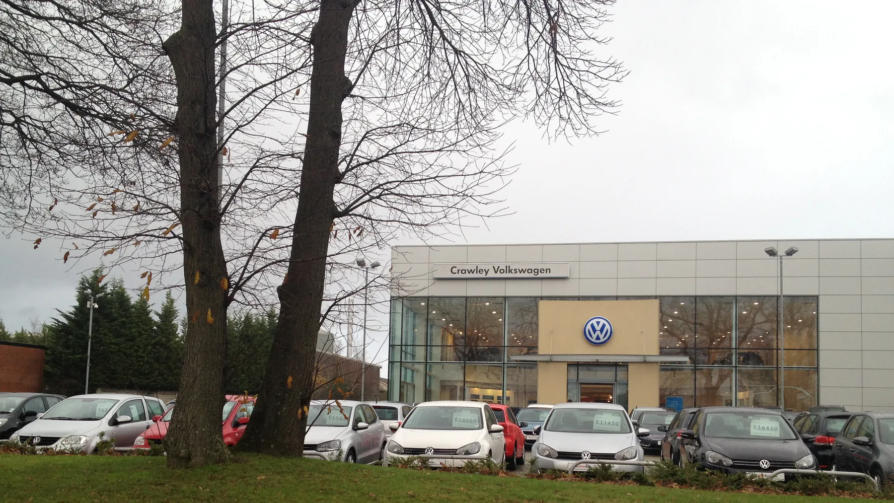 Il piazzale di una concessionaria con le auto usate in esposizione