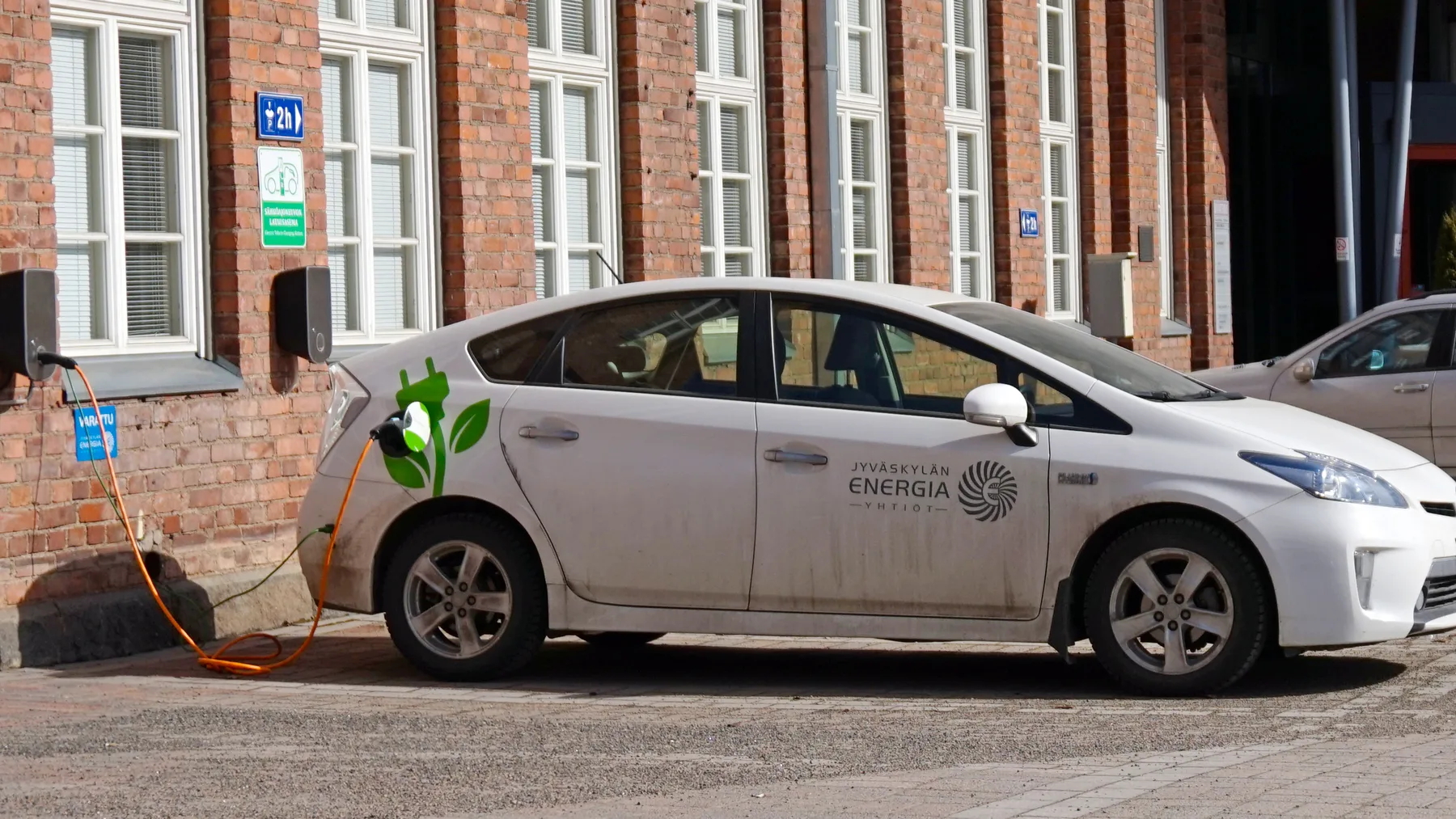 Un'auto ibrida plug-in collegata a una colonnina di ricarica